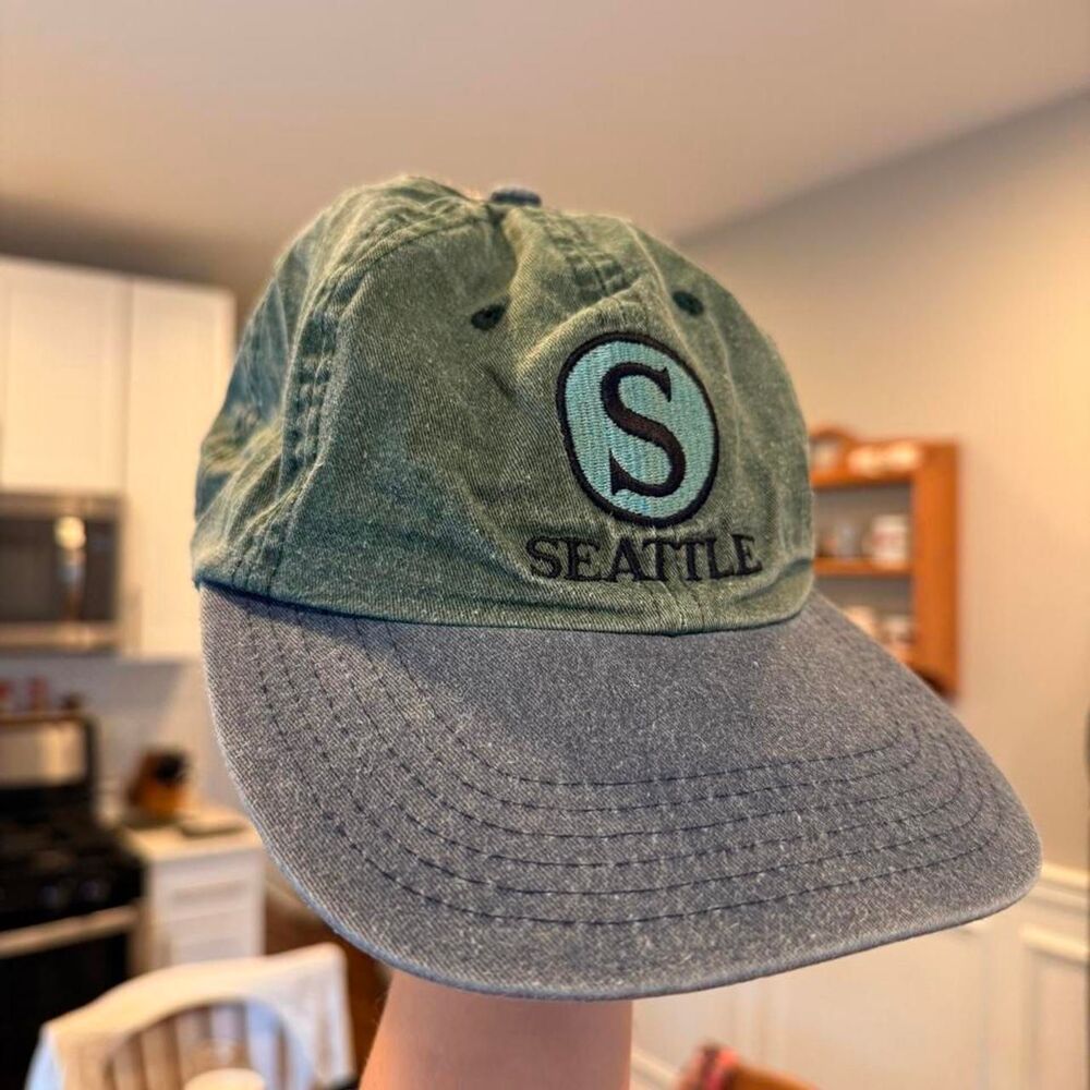 Baseball cap with seattle design